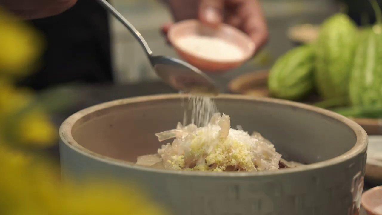 Thành phẩm món khổ qua nhồi thịt với nước dùng sánh sệt, bóng đẹp.