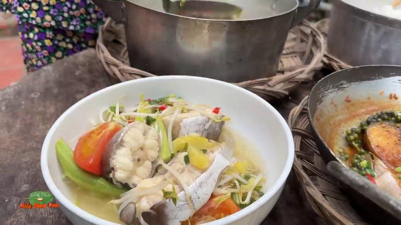 Tô canh chua cá bông lau nóng hổi, đầy đủ rau, thơm phức mùi ngò om và ớt.