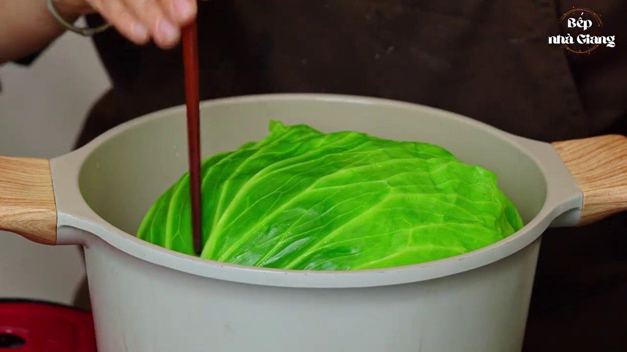 Lá bắp cải sau khi được trần sơ và ngâm nước lạnh trở nên mềm dẻo, dễ cuốn mà vẫn giữ màu xanh tươi.