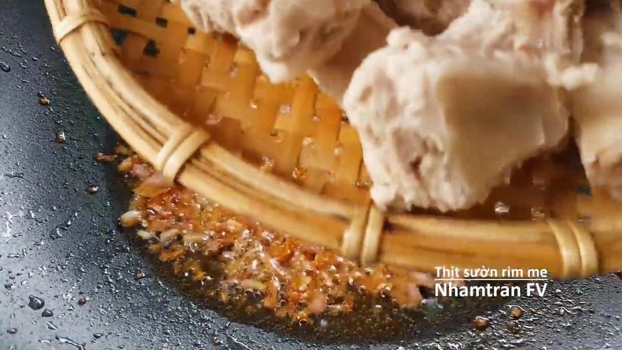 Cho hành lá và ớt vào đảo nhanh trên lửa lớn để hoàn thiện món ăn, tạo mùi thơm cuối cùng.