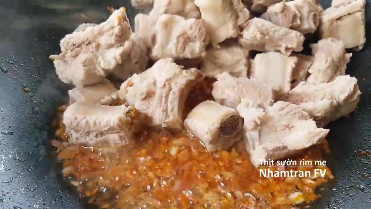 Thành phẩm thịt sườn rim mề bóng sánh, hấp dẫn, ăn kèm cơm trắng nóng hổi là tuyệt vời.