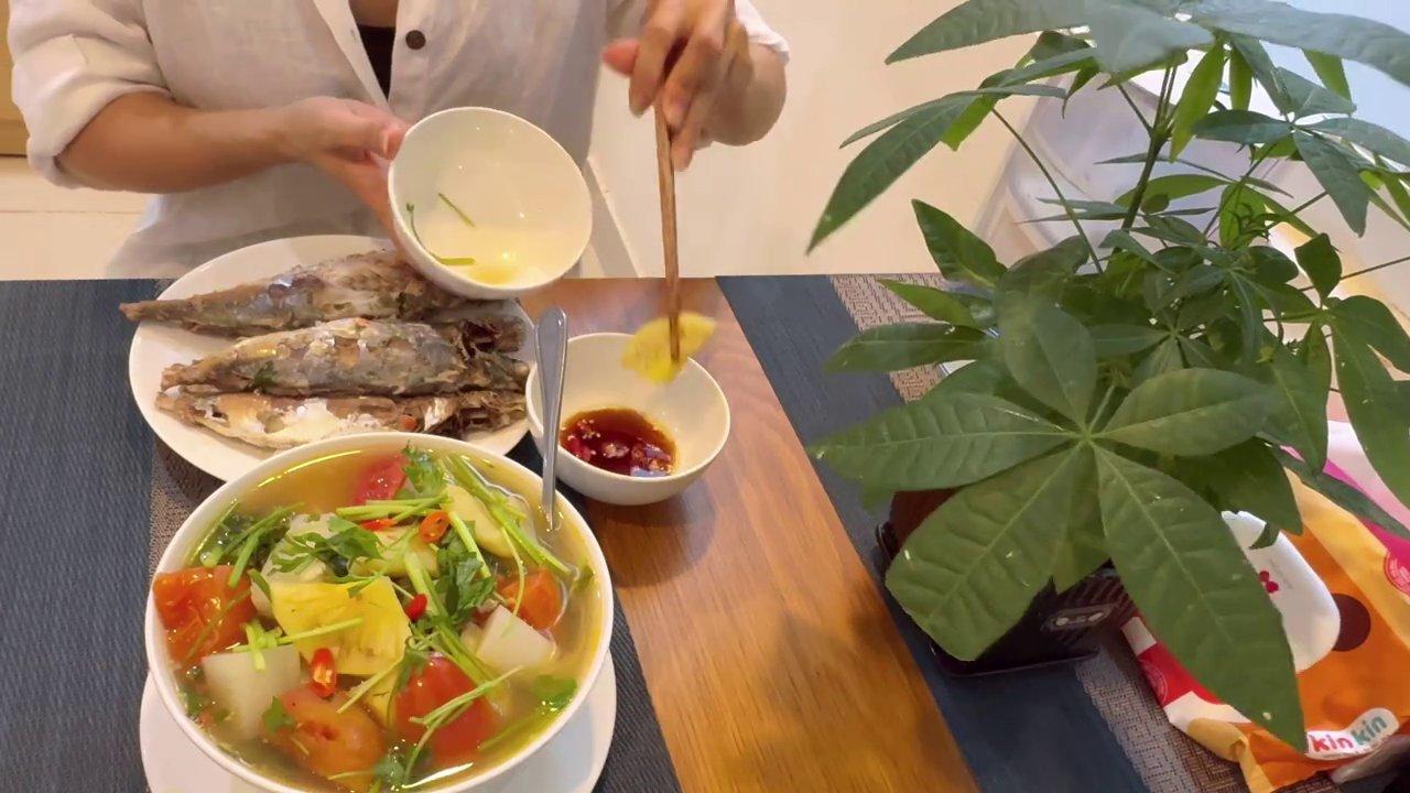 Nồi canh cá nục mỡ hoàn thiện với màu sắc bắt mắt, hành ngò thơm lừng.