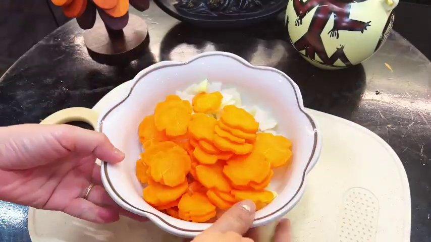 Bát nước mắm chua ngọt với hành tây, cà rốt ngâm sẵn, sẵn sàng để thưởng thức cùng chả cá và bánh hỏi.