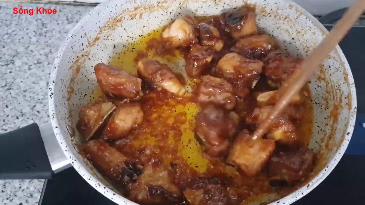 Thành phẩm món sườn xào chua ngọt với nước sốt sánh mịn bám đều, ăn kèm cơm trắng nóng hổi.