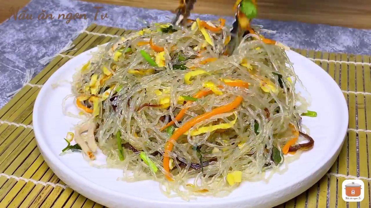 Thành phẩm miến xào thập cẩm sợi tơi, màu sắc bắt mắt và hương vị hài hòa.