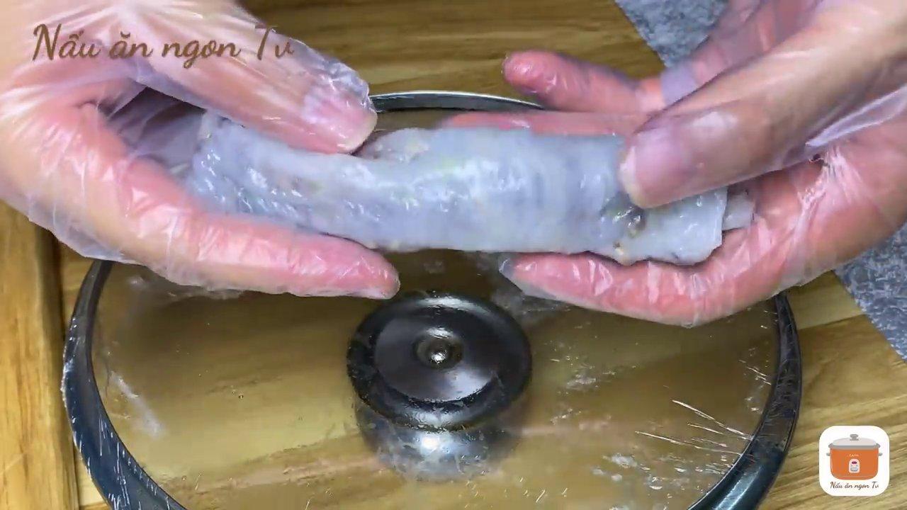 Cuốn bánh với thật nhiều nhân thịt, hành phi và rau thơm.