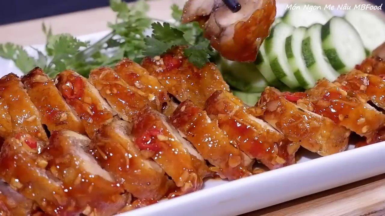 Thành phẩm đùi gà chiên mắm tỏi với lớp da giòn, sốt bóng đều, ăn kèm cơm trắng nóng hổi.