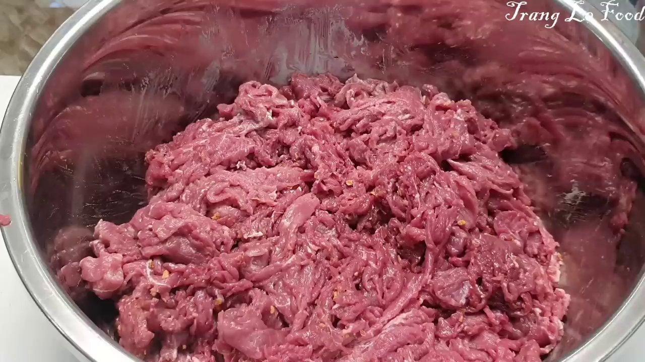 Thưởng thức bò nế mè bằng cách kẹp thịt bò với rau kèn cua và chấm mắm nêm.