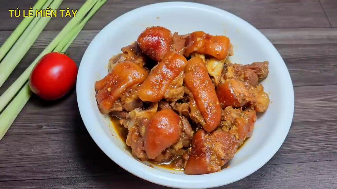 Thành phẩm chân giò hầm nước dừa vàng ươm, sánh sệt, được trình bày hấp dẫn cùng rau thơm và chén nước chấm đặc trưng.