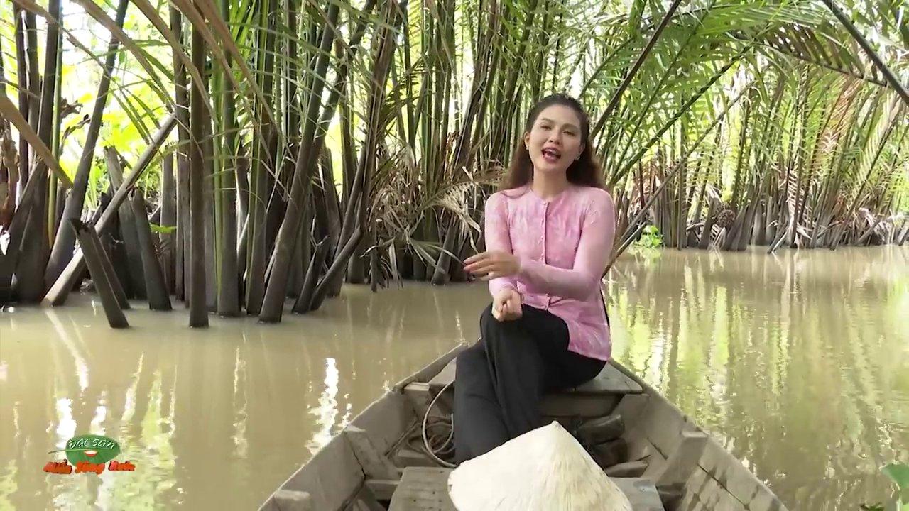Đĩa tép bạc rang khế vàng ươm, thơm lừng mùi tép rang và vị chua dịu của khế.