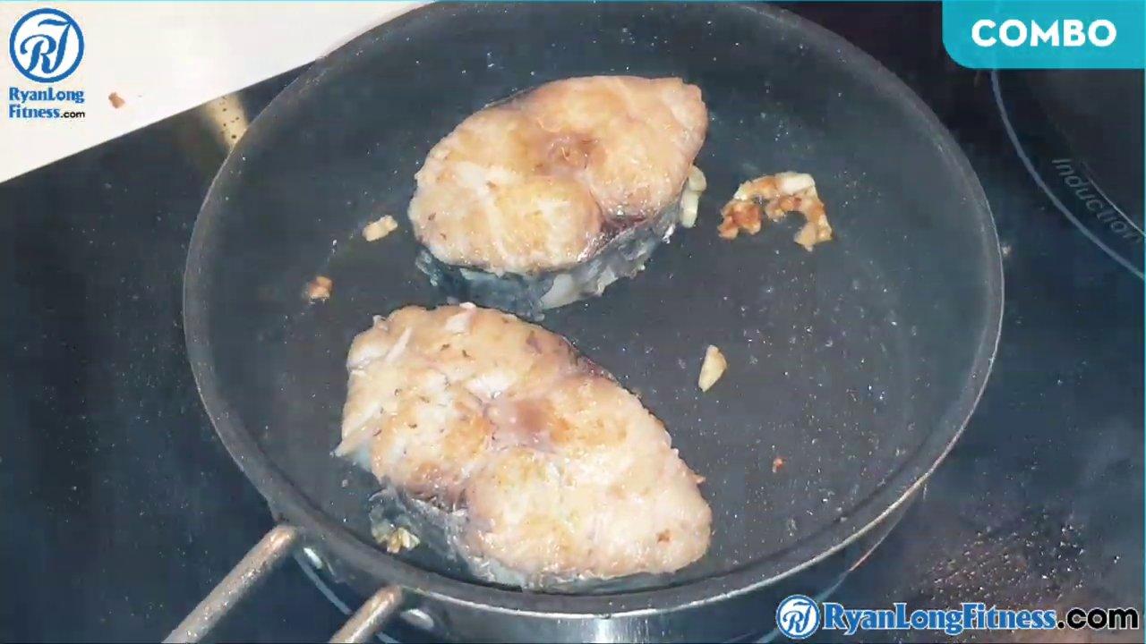 Bữa cơm đầy đủ dinh dưỡng với cá thu, canh chua và rau luộc.