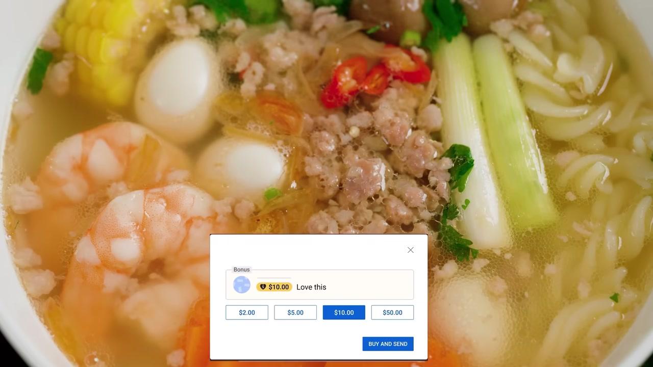 Tô nui thịt bằm hoàn chỉnh với nước dùng trong, thịt bằm đậm đà và rau củ tươi ngon.