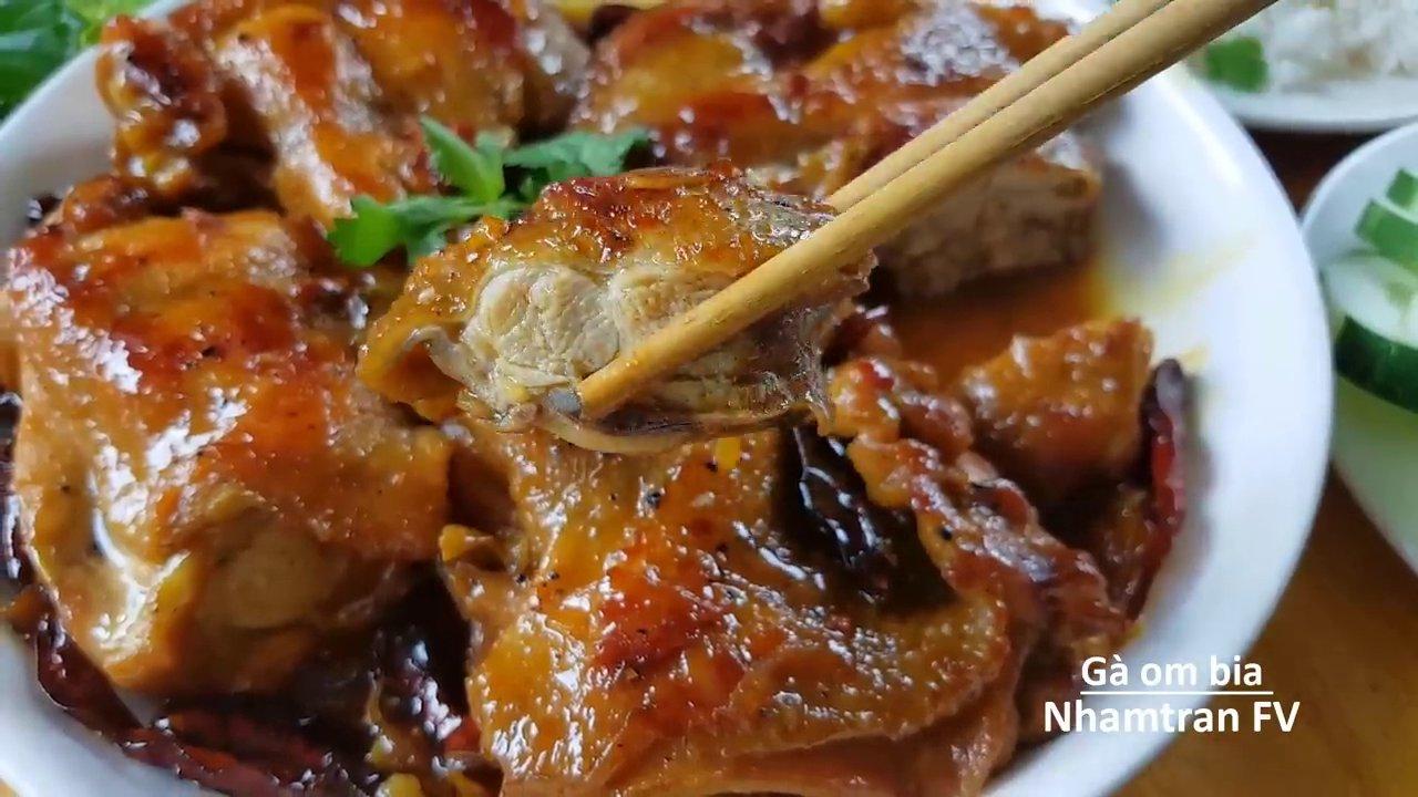 Thành phẩm món gà om bia với màu sắc hấp dẫn, thịt mềm thấm sốt, ăn kèm cơm trắng là tuyệt vời.