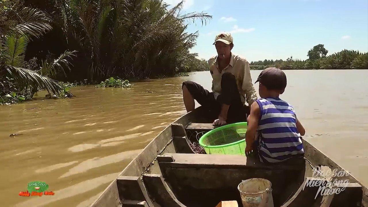 Đĩa cá thác lát chiên vàng giòn, bên cạnh là chén nước mắm chua ngọt và rau sống.