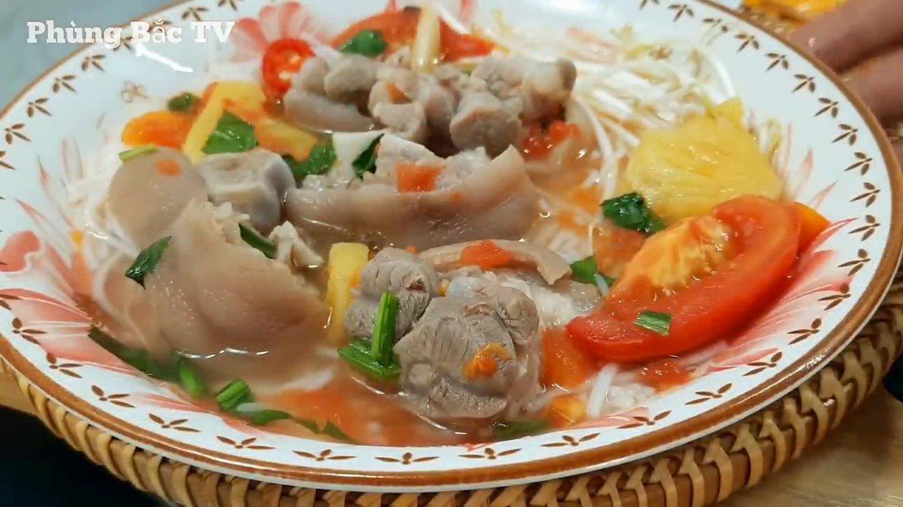 Chân giò hầm mềm, thơm, dễ dàng tách khỏi xương, kết hợp hoàn hảo với nước lèo đậm đà.