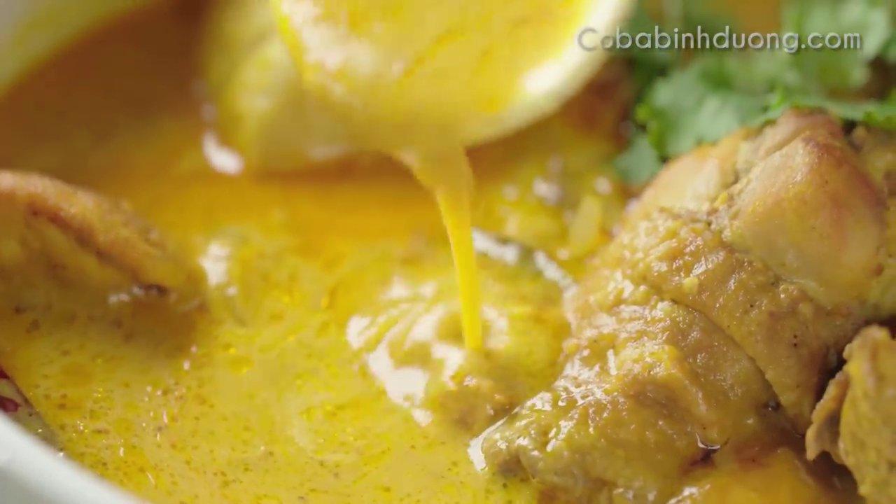 Thành phẩm nồi cà ri gà vàng ươm, thơm lừng, ăn kèm bánh mì là tuyệt nhất.