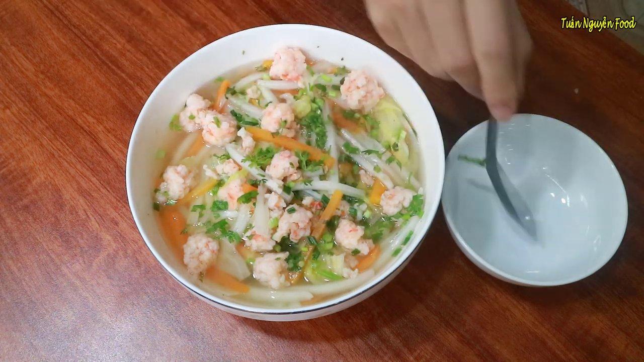 Thành phẩm canh tôm nấu cải thảo - nước canh trong, ngọt thanh, thịt tôm mềm thơm.