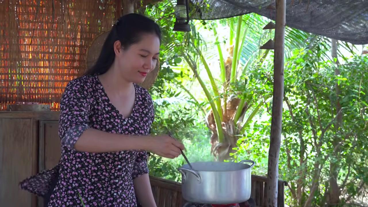 Tô mì Quảng tôm thịt với nước lèo màu đỏ au hấp dẫn, điểm xuyết những con tôm và miếng thịt heo thơm ngon.