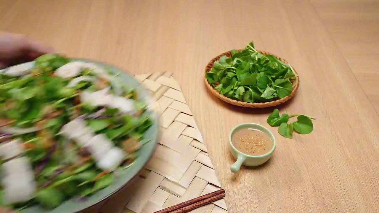 Từng lát cá tươi hồng hào được bày biện khéo léo, sẵn sàng để thực khách chấm vào bát sốt béo ngậy.