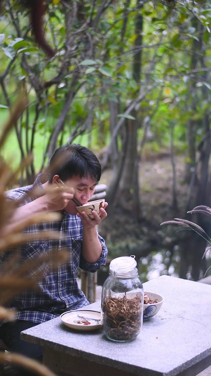 Thành phẩm cuối cùng được dọn ra, bên cạnh bát cơm trắng nóng hổi, là kết tinh của hơn nửa tháng kiên trì.