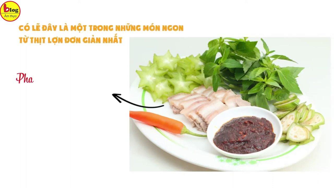 Đĩa gà hấp hành với thịt gà trắng nõn, thơm mùi hành lá và dầu mỡ hành nóng hổi.
