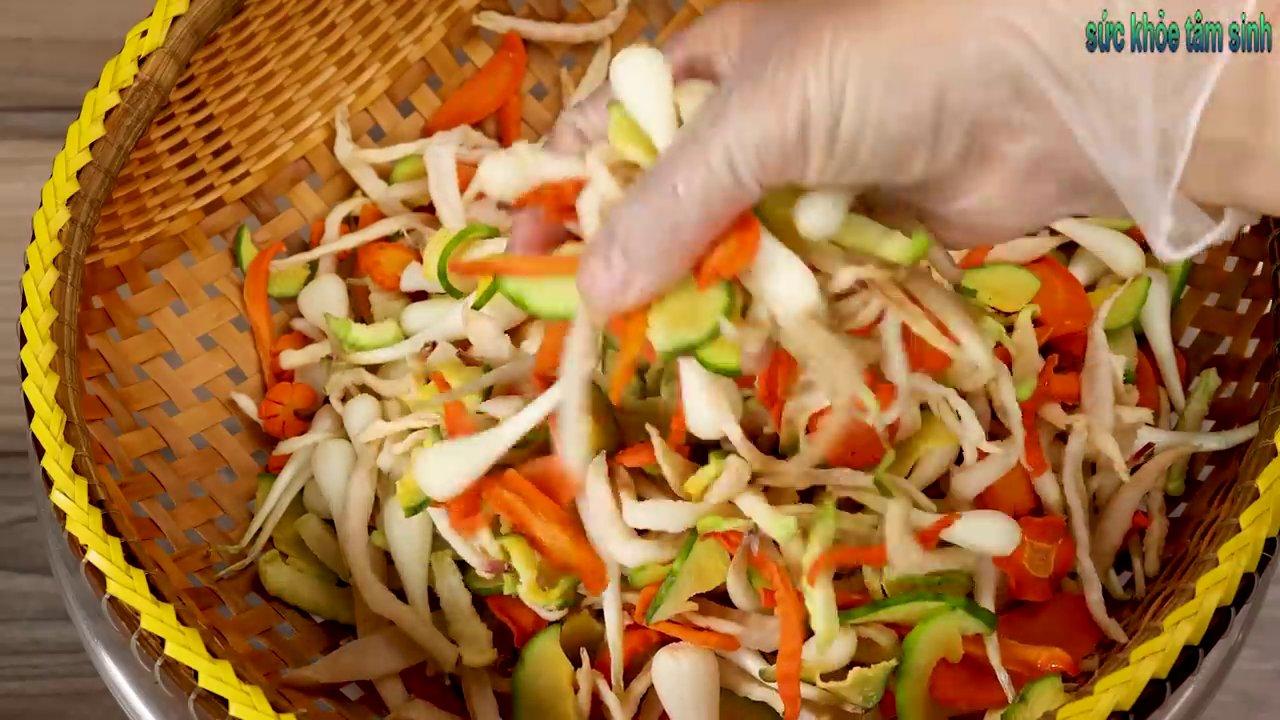 Phơi hoặc để ráo rau củ cho héo bớt trước khi ngâm.