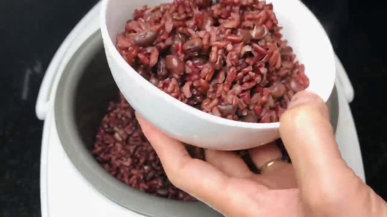 Thành phẩm nồi cơm gạo lứt đậu đen thơm ngon, hấp dẫn.