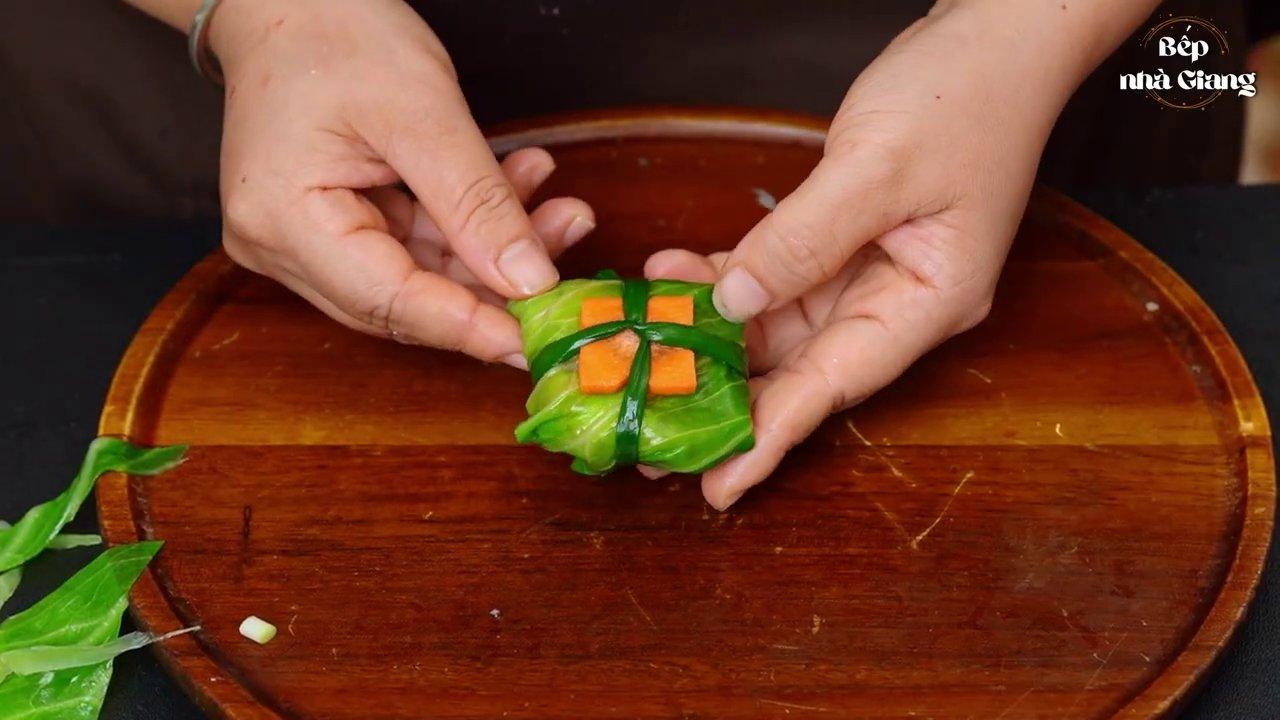 Những cuốn bắp cải thịt được cố định gọn gàng bằng hành lá, sẵn sàng cho vào hấp.