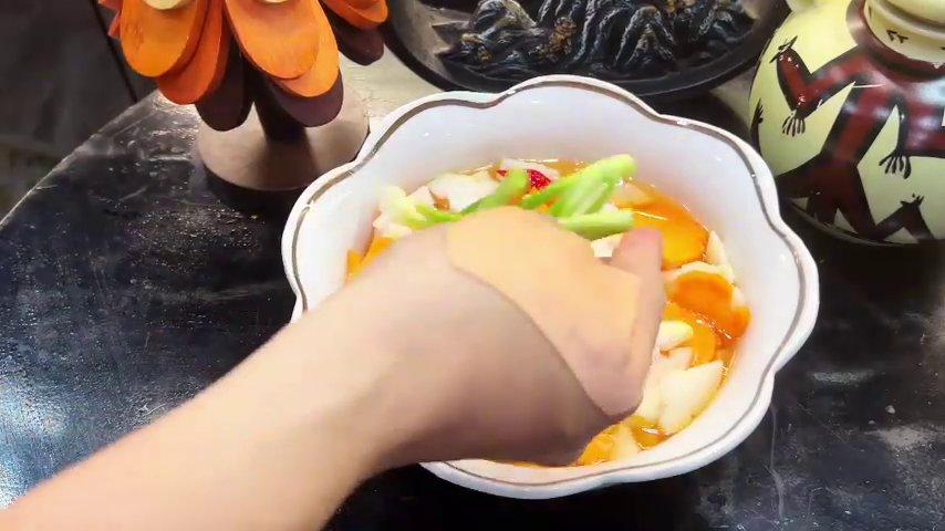 Thành phẩm chả cá rau thì là vàng ruộm, dọn ra cùng bánh hỏi và nước mắm chua ngọt, trông vô cùng hấp dẫn.