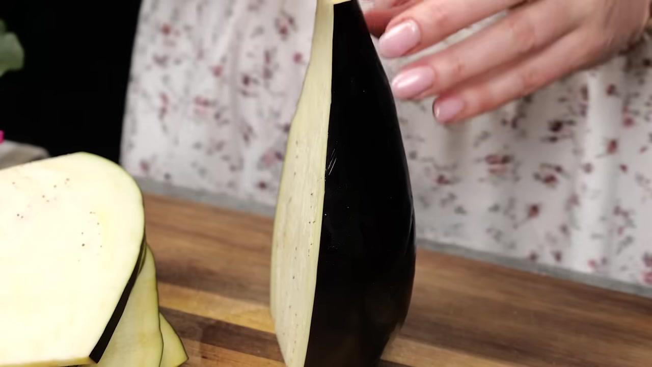 Tất cả nguyên liệu đã sẵn sàng: thịt đã được tẩm ướp và tạo hình, cà tím và cà chua đã thái xong, chờ đợi bước nấu cuối cùng.