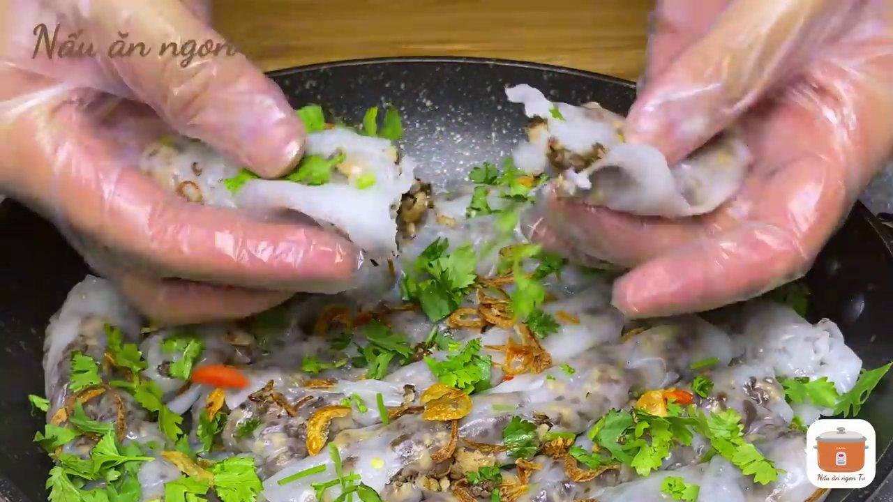 Đĩa bánh cuốn thành phẩm nóng hổi, bày biện đẹp mắt cùng bát nước chấm.