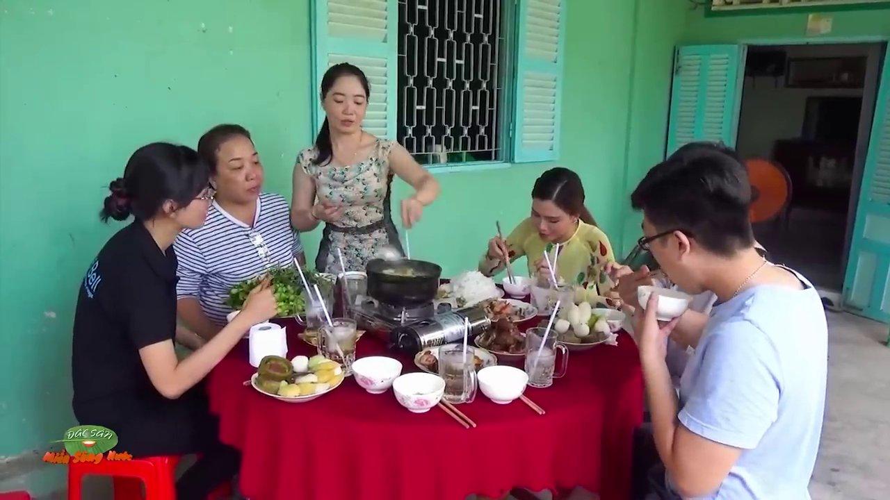Món cá kèo nướng muối ớt thơm lừng, bên cạnh là đĩa rau sống và chén nước mắm me chua ngọt.