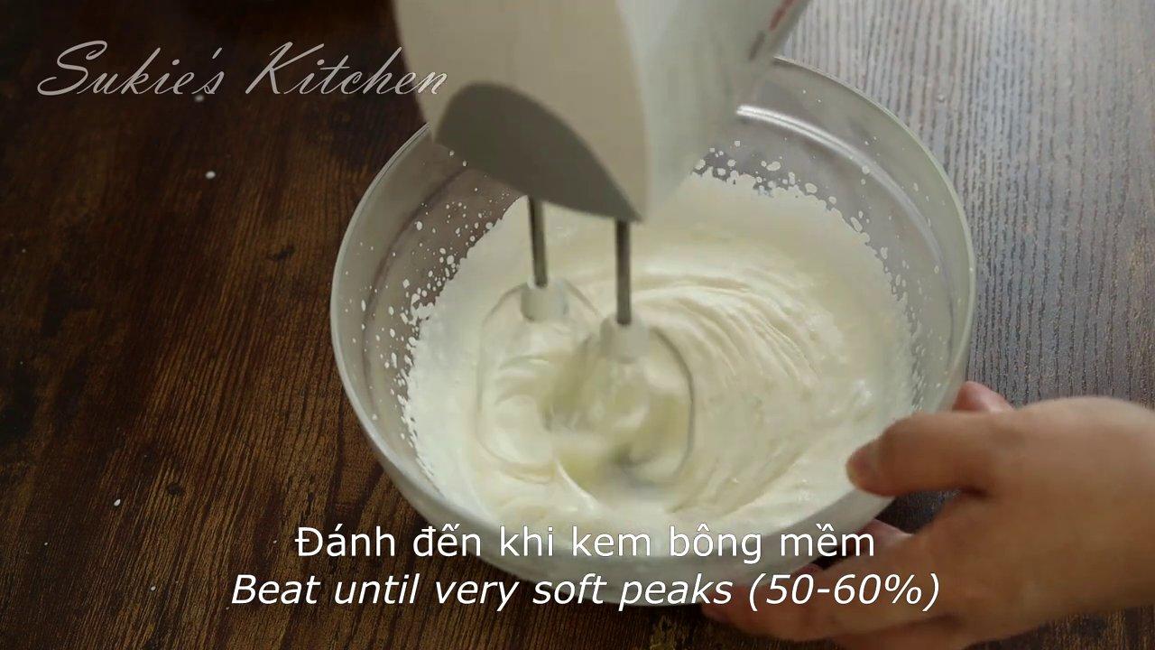 Thành phẩm bánh mousse chanh dây sữa chua được trang trí đẹp mắt, sẵn sàng để thưởng thức.