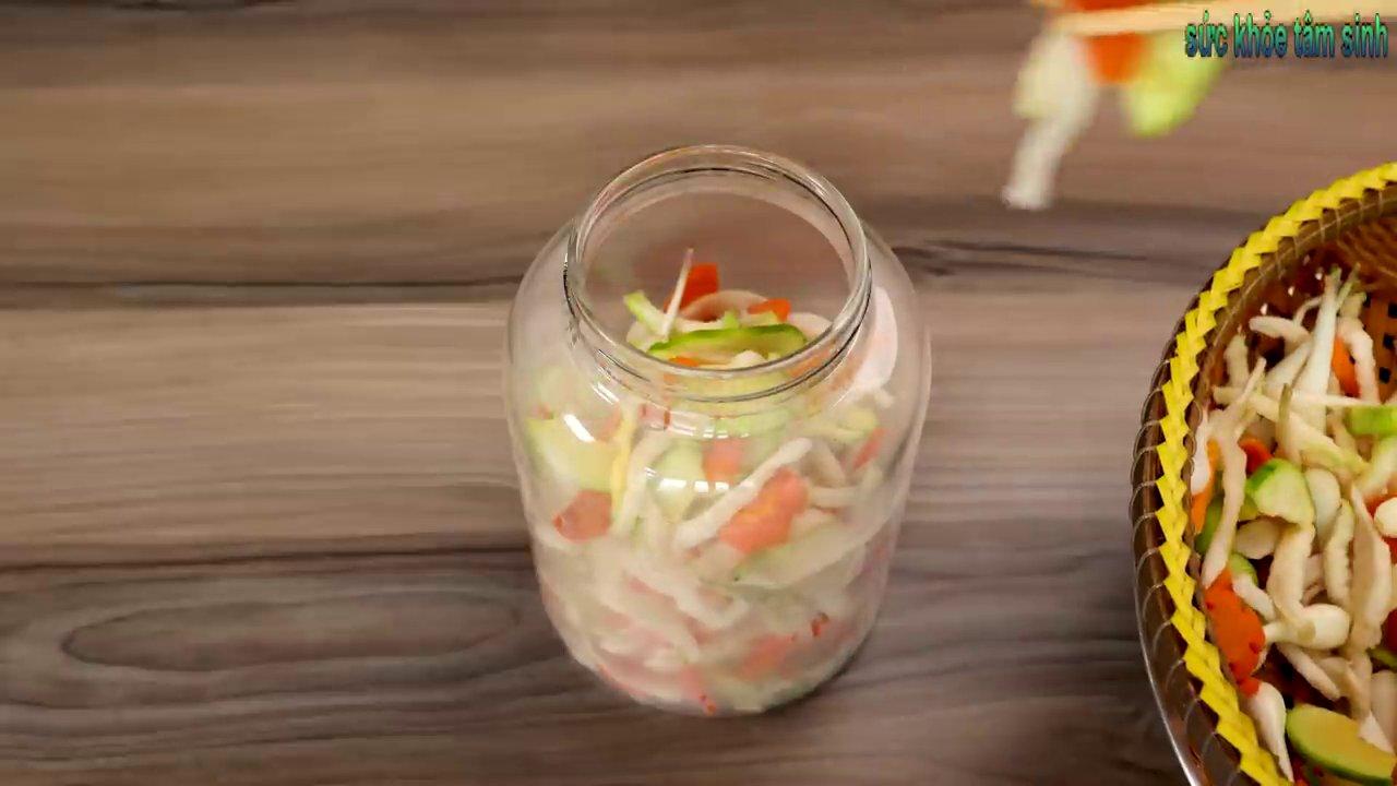 Xếp rau củ vào hũ và đổ ngập nước mắm đã nguội bớt.