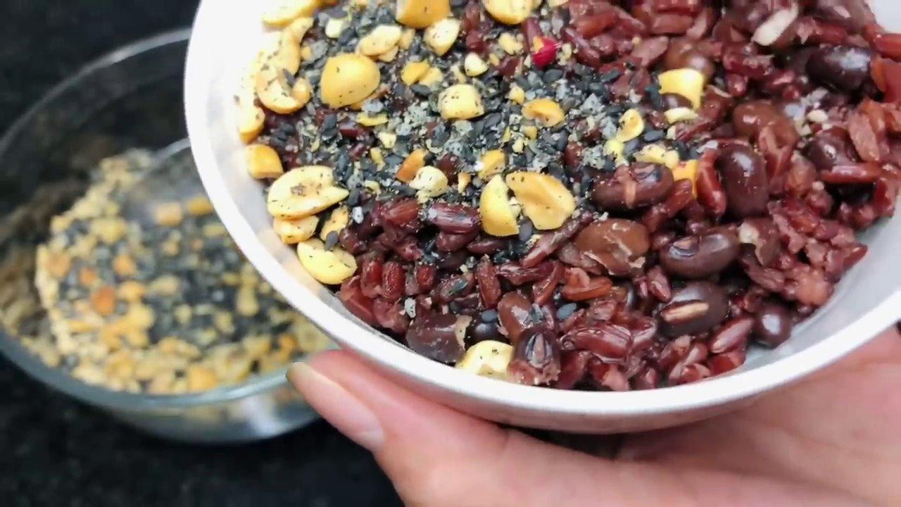 Cơm gạo lứt đậu đen dẻo mềm, ăn kèm muối mè đậu phộng là sự kết hợp hoàn hảo.