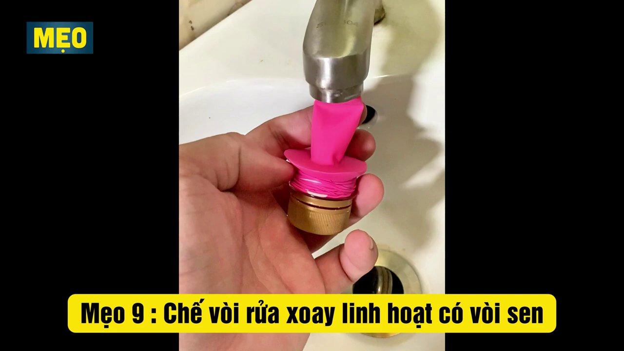 Vòi nước tự chế từ chai nhựa và bóng bay, có thể tạo tia sen và uốn cong linh hoạt.