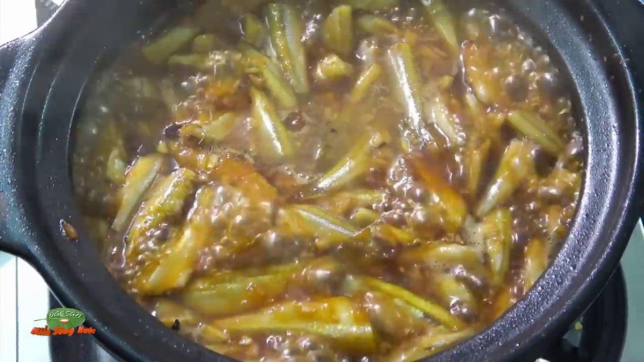 Rổ ba khía đỏ au vừa được luộc lên, bốc hơi nghi ngút, bên cạnh là chén muối tiêu chanh.