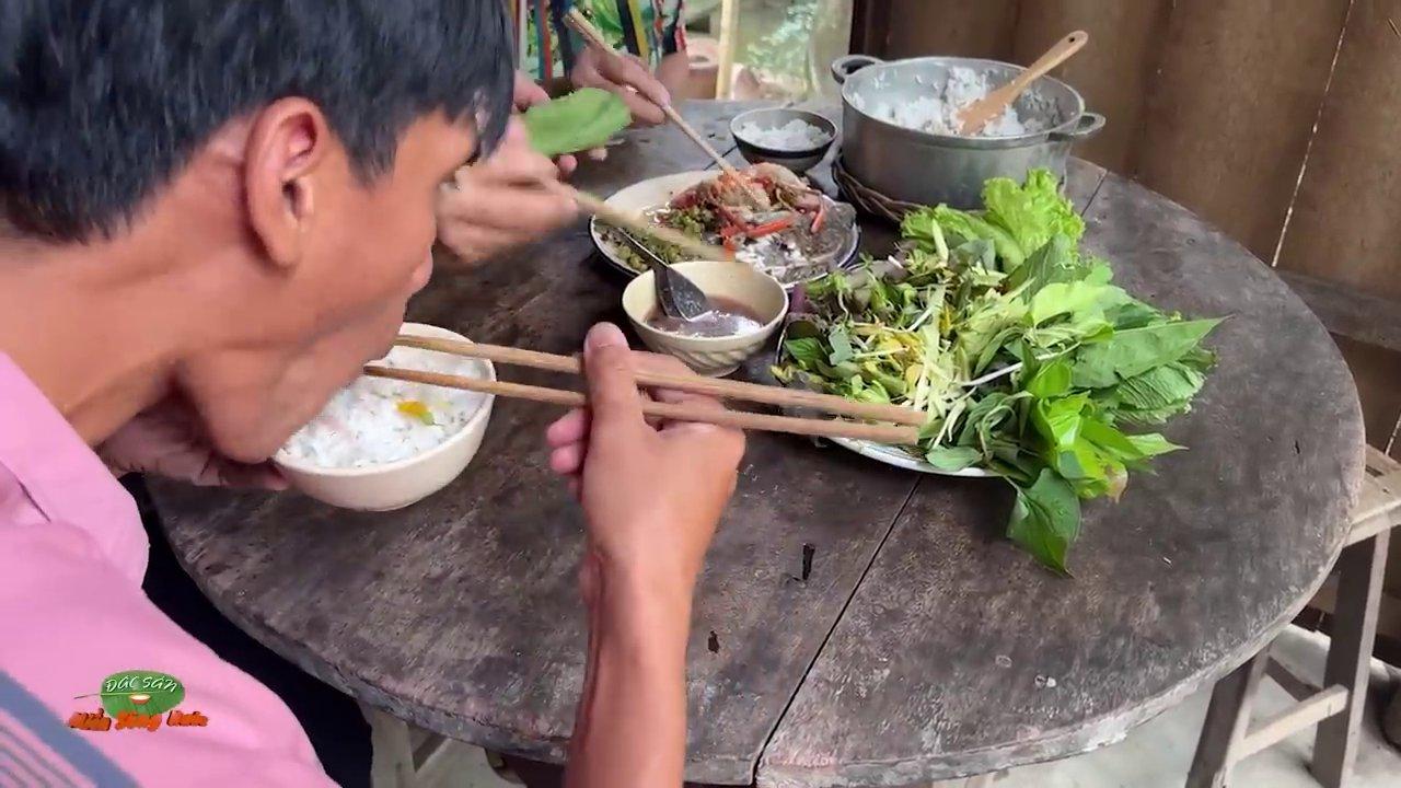 Một bữa cơm gia đình ấm cúng trong ngày mưa, với những món ăn dân dã.