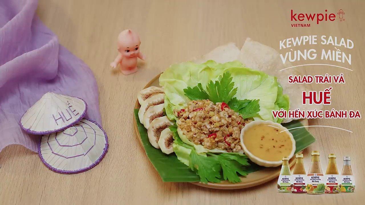 Bàn tiệc salad với đa dạng các món vùng miền, từ Bắc vào Nam, tất cả đều tỏa sáng dưới ánh đèn.