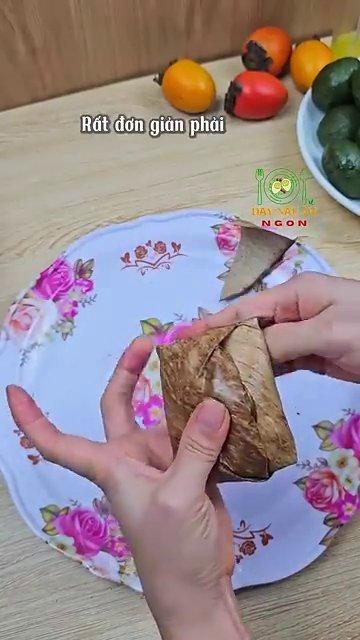 Những chiếc bánh gái được xếp gọn gàng vào nồi hấp.
