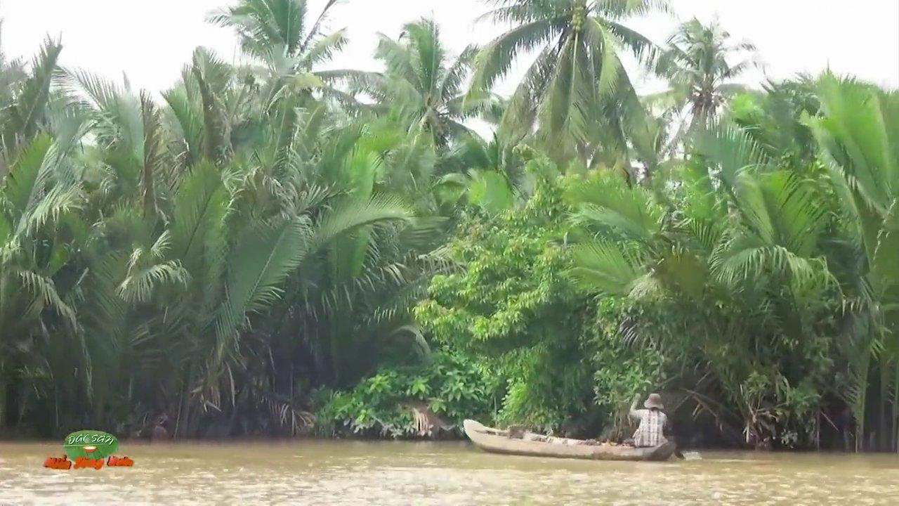 Khung cảnh chiều quê yên bình với khói bếp bay lên từ mái nhà lá, gợi nhớ bữa cơm gia đình ấm cúng.