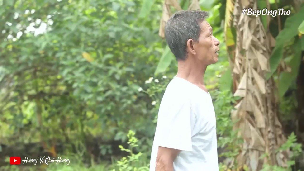 Bánh ngải cứu và nem chua hai món quê đưa cơm cực đỉnh.